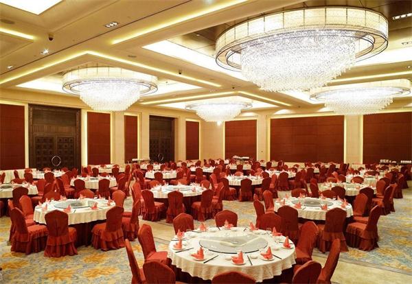 供应大型酒店宴会厅水晶灯具 厂家一站式定制设计方案
